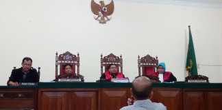 Kursi Terpidana Candi di Dewan Diujung Tanduk