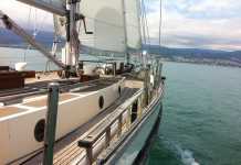 Kapal Yacht Momo Saruwa Mati Mesin