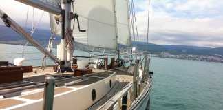 Kapal Yacht Momo Saruwa Mati Mesin