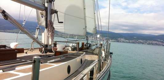 Kapal Yacht Momo Saruwa Mati Mesin