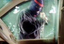 Mobdin Nadjib Dilempar Pakai Bongkahan Semen