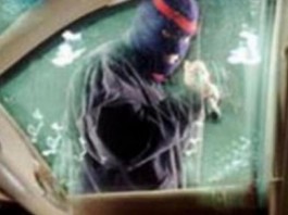 Mobdin Nadjib Dilempar Pakai Bongkahan Semen