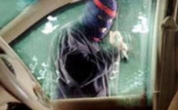 Mobdin Nadjib Dilempar Pakai Bongkahan Semen