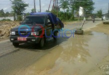 Warga Pasang Tanda Jalan Berlubang