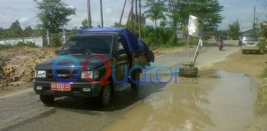 Warga Pasang Tanda Jalan Berlubang