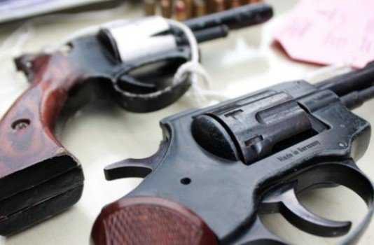 Warga Temajuk Serahkan 25 Senpi Rakitan