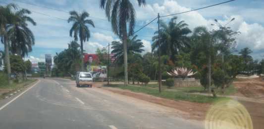 Ceceran Tanah Merah Ganggu Pengguna Jalan