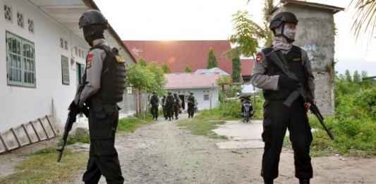 Dikawal Dua Polisi Bersenjata SS-1