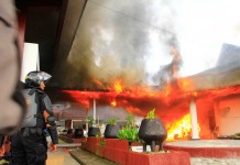 Kantor Gubernur dan Mobil Dinas Dibakar