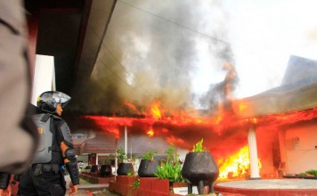 Kantor Gubernur dan Mobil Dinas Dibakar