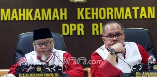 DPR Dirusak Pencoleng Rakyat Marah dan Muak