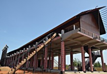 Aneh, Perbatasan Tanpa Rumah Betang