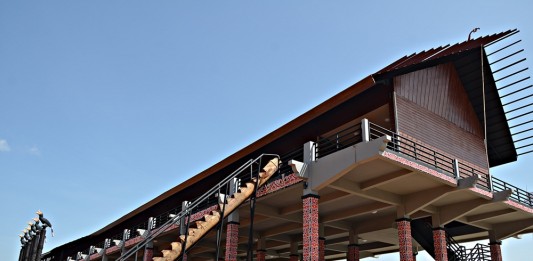 Aneh, Perbatasan Tanpa Rumah Betang