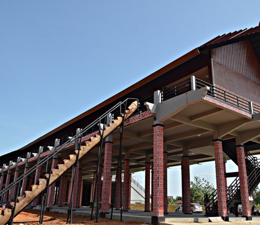 Aneh, Perbatasan Tanpa Rumah Betang