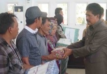 Serahkan Bantuan pada IKM dan UKM