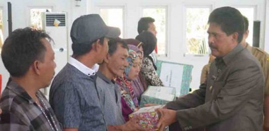 Serahkan Bantuan pada IKM dan UKM