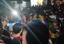 Ratusan Warga Nyalakan Lilin di Kantor PLN
