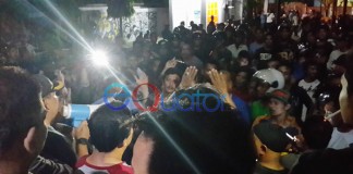 Ratusan Warga Nyalakan Lilin di Kantor PLN