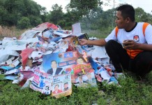 Ribuan Alat Peraga Kampanye Dibakar