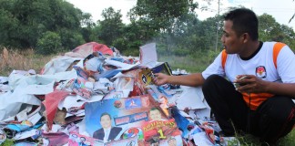 Ribuan Alat Peraga Kampanye Dibakar