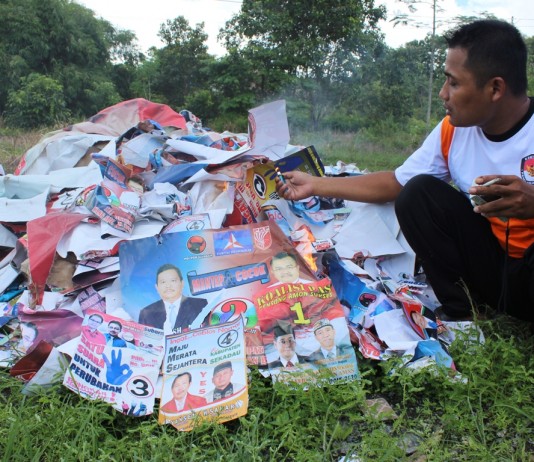 Ribuan Alat Peraga Kampanye Dibakar