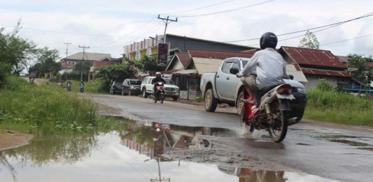 Warga Desak Perbaikan Drainase di KM 3 Jalan Sintang