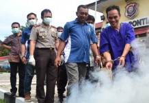 Pembawa Ganja 16 Kg Nyengir Melulu Saat Paketnya Jadi Abu