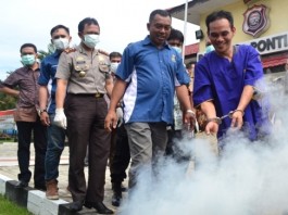 Pembawa Ganja 16 Kg Nyengir Melulu Saat Paketnya Jadi Abu