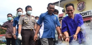 Pembawa Ganja 16 Kg Nyengir Melulu Saat Paketnya Jadi Abu
