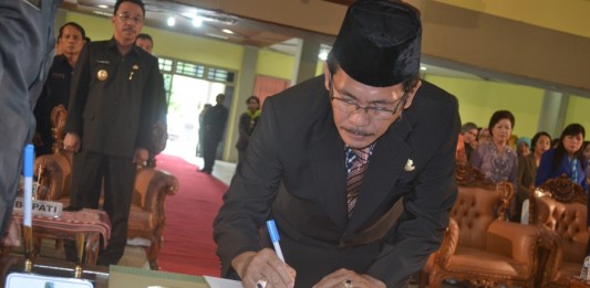 Petrus Atong Kembali Jabat Rektor Unka Sintang