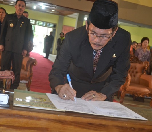 Petrus Atong Kembali Jabat Rektor Unka Sintang