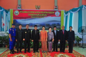 FOTO BARENG. Rektor Unka Sintang yang baru berfoto bersama Pj Bupati dan Ketua DPRD dan Mantan Bupati Sintang periode 2010-2015 di Gedung Pancasila, Senin (14/12). Achmad Munandar-RK.