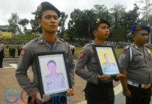 Tak Hadir, Fotonya Saja yang Dipegangi