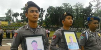 Tak Hadir, Fotonya Saja yang Dipegangi