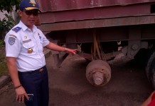 Tronton Tanpa Dua Ban Dipakai Ngangkut Semen