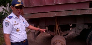 Tronton Tanpa Dua Ban Dipakai Ngangkut Semen