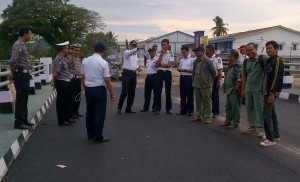 TINJAU. Walikota Singkawang, Awang Ishak (yang menunjuk) dan jajarannya beserta Kasat Lantas Polres Singkawang Anton Satriadi meninjau Gertak Jodoh yang sudah rampung, Senin (28/12). Mordiadi-RK