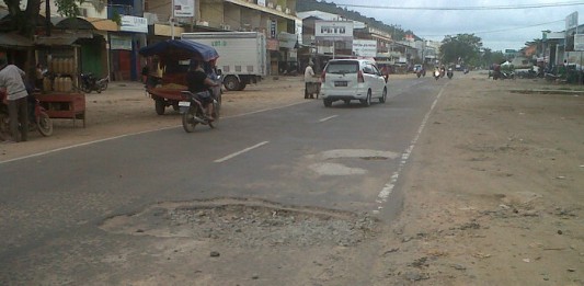 Jalan Raya Seliung Berlubang
