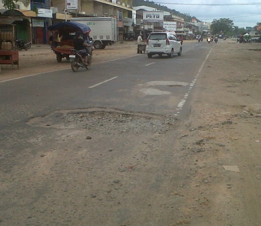 Jalan Raya Seliung Berlubang