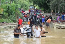 Warga Minta Benahi Jembatan yang Terendam Banjir