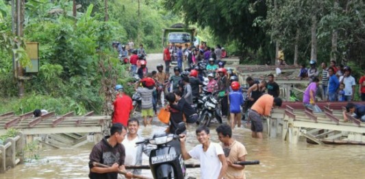 Warga Minta Benahi Jembatan yang Terendam Banjir