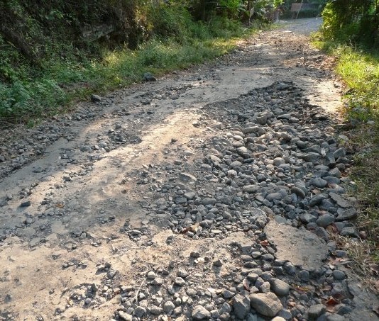 Kondisi Jalan Balai Agas Memprihatinkan