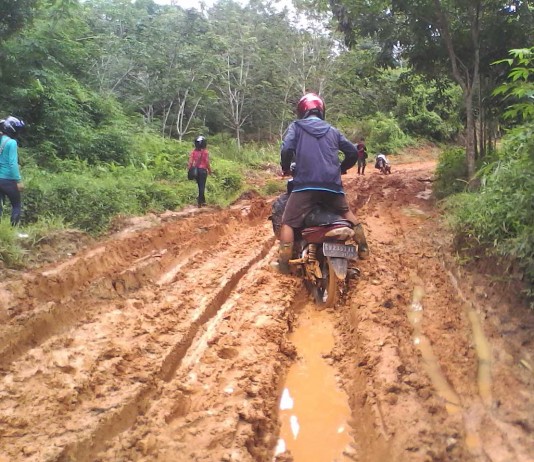 Akses Menuju Langan Mirip Kubangan Kerbau
