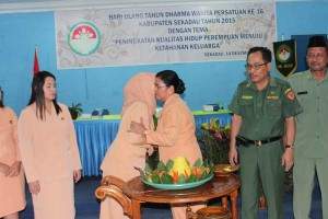 Ketua DWP Sekadau, Ny Maria Yohanes Jhon menerima ucapan selamat dari salah satu pengurus DWP Sekadau