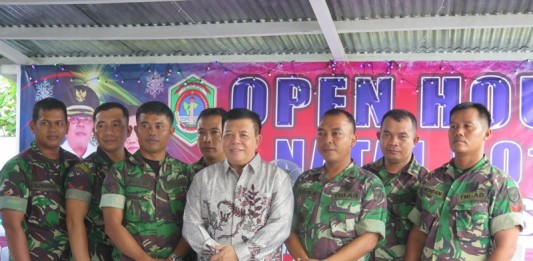 Ratusan Warga Padati Rumah Bupati