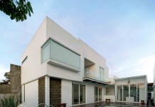 Menyiasati Lahan ‘Ngantong’ di Bagian Belakang