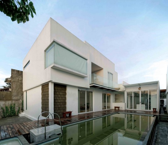 Menyiasati Lahan ‘Ngantong’ di Bagian Belakang