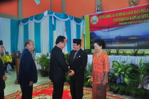 SELAMAT. Pj Bupati Sintang Alexius Akim memberikan selamat kepada Rektor Unka Sintang yang baru Petrus Atong di Gedung Pancasila, Senin (14/12). Achmad Munandar-RK.