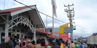 Warga Empat Desa Demo PLN Sekadau