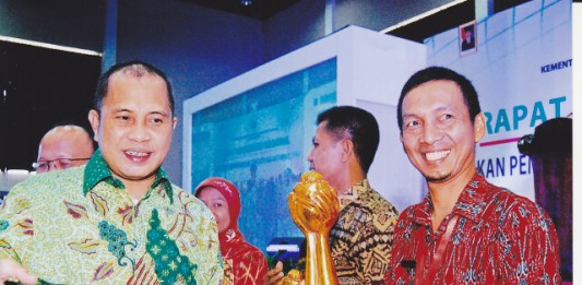 Kades SBBL Terima Anugerah DMI